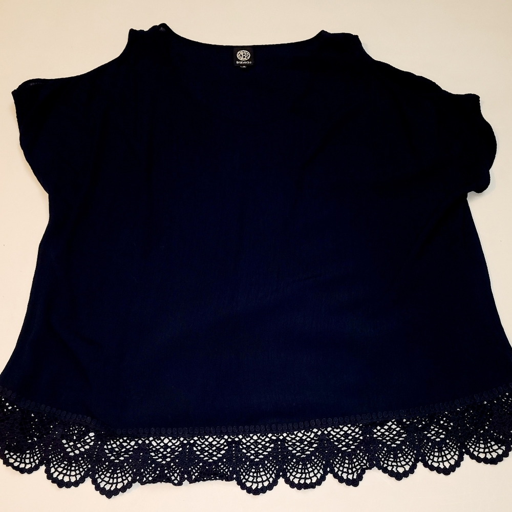 Bobeau cold shoulder navy top size 1x lace detail